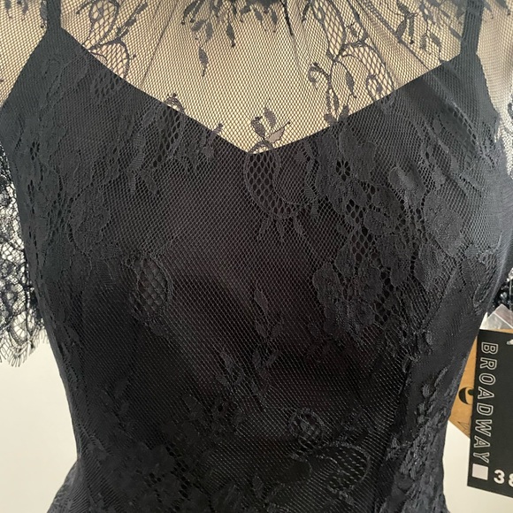 ELEGANT NEW WITH TAG BROADWAY TOP SIZE M🛍 - Picture 3 of 11